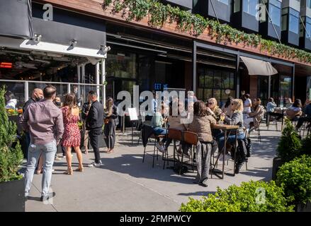 Am Samstag, den 1. Mai 2021, trinken Sie im Chester im Meatpacking District in New York unter freiem Himmel. (© Richard B. Levine) Stockfoto