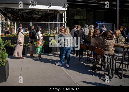 Am Samstag, den 1. Mai 2021, trinken Sie im Chester im Meatpacking District in New York unter freiem Himmel. (© Richard B. Levine) Stockfoto