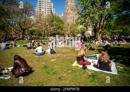 Am Samstag, den 1. Mai 2021, genießen Besucher das warme Frühlingswetter auf dem Rasen im Washington Square Park in New York. (© Richard B. Levine) Stockfoto
