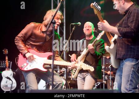 The Dire Straits Experience, die während des Silverstone Classic 2017 auf der Bühne auftrat Stockfoto