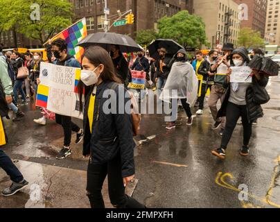 Unterstützer Kolumbiens marschieren am Mittwoch, dem 5. Mai 2021, in New York auf die Second Avenue, um gegen die Pläne zur Erhöhung der Steuern in Kolumbien zu protestieren, um die Kosten für die Wirtschaft zu decken, die von der Pandemie heimgesucht wurde. (© Richard B. Levine) Stockfoto