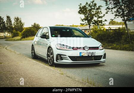 MALCHOW, DEUTSCHLAND - 11. Feb 2019: Ein weißer Volkswagen Golf 7 GTI steht an einem schönen sonnigen Tag auf der Straße mit Bäumen im Hintergrund. Stockfoto