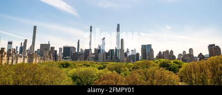 Die Skyline von Midtown, einschließlich der BillionaireÕs Row, einer Sammlung von superhohen Wohnhäusern für die Reichen, die hauptsächlich in der West 57th Street, vom Central Park aus gesehen, am Donnerstag, den 6. Mai 2021 zu sehen sind. (© Richard B. Levine) Stockfoto