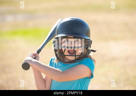 Aufgeregt Kind hält einen Baseballschläger. Pitcher Kind im Begriff, in Jugend-Baseballspielen zu werfen. Stockfoto