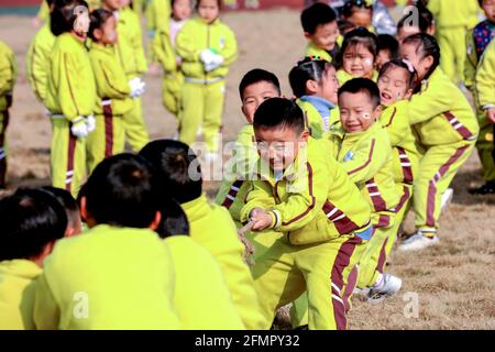 Peking, Chinas Provinz Zhejiang. Dezember 2020. Kinder nehmen am Tauziehen in einem Kindergarten im Bezirk Changxing der Stadt Huzhou, ostchinesische Provinz Zhejiang, Teil, 25. Dezember 2020. Quelle: Xu Yu/Xinhua/Alamy Live News Stockfoto