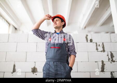 Bauinspektor, junger Mann, der sich ein neues Grundstück ansieht Stockfoto