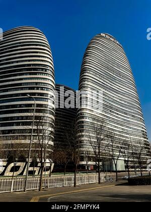 PEKING, CHINA - 2. JANUAR 2021: Wangjing SOHO Gebäudekomplex in Peking, China. Es wurde von Zaha Hadid entworfen und um 2014 Uhr eröffnet Stockfoto