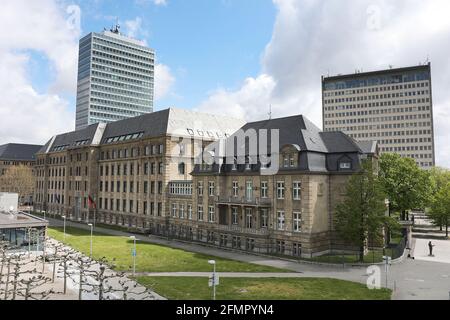 Düsseldorf, Deutschland. Mai 2021. Die Staatskanzlei (l) in Düsseldorf, Sitz des Ministerpräsidenten von Nordrhein-Westfalen und Sitz des Präsidenten des Landtags (r). Quelle: Oliver Berg/dpa/Alamy Live News Stockfoto