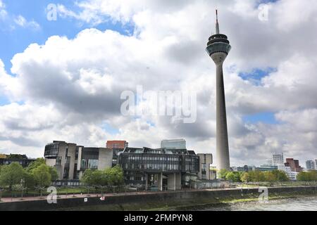 Düsseldorf, Deutschland. Mai 2021. landtag (l) und Rheinturm in Düsseldorf: Quelle: Oliver Berg/dpa/Alamy Live News Stockfoto