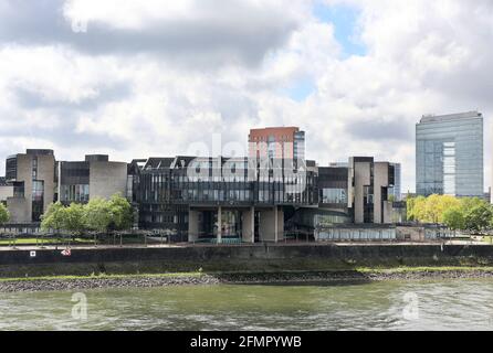 Düsseldorf, Deutschland. Mai 2021. landtag (l) und Stadttor in Düsseldorf Quelle: Oliver Berg/dpa/Alamy Live News Stockfoto