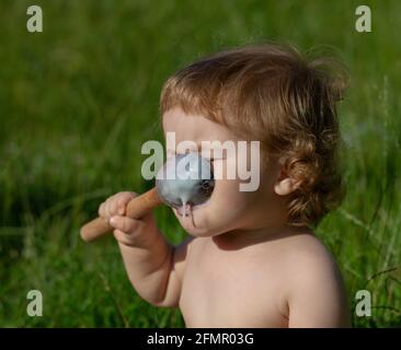Lachend essen Baby Mädchen mit schmutzigem Gesicht. Stockfoto