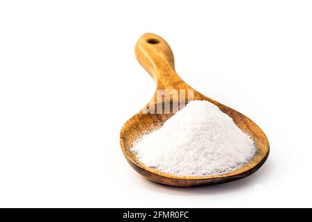 Backpulver in Holzlöffel auf weißem Hintergrund Stockfoto
