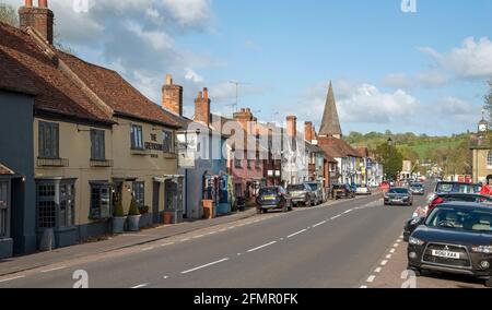 Stockbridge, Hampshire, England, Großbritannien. 2021. Stockbridge Hauptstraße mit bunten Gebäuden, in denen Drover ihre Schafe und Rinder trieben. Einer der SM Stockfoto