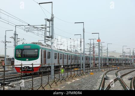 Dhaka, Bangladesch. Mai 2021. Die sechs Reisebusse des ersten Satzes kamen aus Japan für das Land, gesehen am Diabari-Depot Uttara.Bangladeshs erster U-Bahn-Zug auf seiner Testfahrt in Dhakas Uttara. Kredit: SOPA Images Limited/Alamy Live Nachrichten Stockfoto