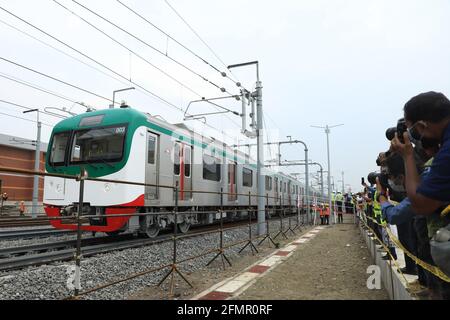 Dhaka, Bangladesch. Mai 2021. Die sechs Reisebusse des ersten Satzes kamen aus Japan für das Land, gesehen am Diabari-Depot Uttara.Bangladeshs erster U-Bahn-Zug auf seiner Testfahrt in Dhakas Uttara. Kredit: SOPA Images Limited/Alamy Live Nachrichten Stockfoto