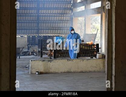 Mumbai, Indien. Mai 2021. Stadtarbeiter in einer persönlichen Schutzausrüstung (PSA), die in einem Krematorium in Mumbai gesehen wurde. Die Sterblichkeitsrate ist in der zweiten Welle gestiegen, da sich die Infektion schnell von einer Person zur anderen ausbreitet. Kredit: SOPA Images Limited/Alamy Live Nachrichten Stockfoto