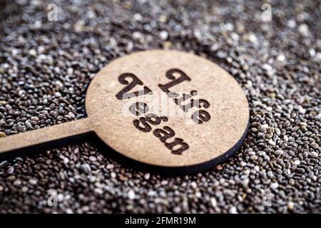 Kleines Holzschild mit der englischen Phrase: Veganes Leben. Konzept des Welt-Vegan-Tages, 1. November Stockfoto