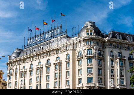 Madrid, Spanien - 8. Mai 2021: The Palace Hotel in Paseo of Prado. Blick aus dem niedrigen Winkel auf den strahlend blauen Himmel. Luxushotel im Zentrum von Madrid Stockfoto