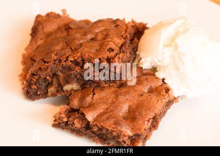 Schokoladen-Brownies mit Vanilleeis Stockfoto