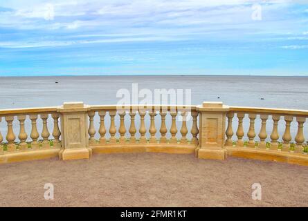 Ufer des Finnischen Meerbusens in Peterhof, Sankt Petersburg, Russland. Blick auf den Finnischen Meerbusen der Ostsee und die steinerne Balustrade der Strandpromenade, Sa Stockfoto