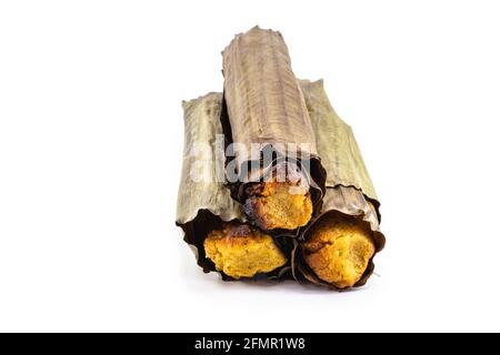 Brasilianisches Maisbrot auf isoliertem weißem Hintergrund. Hausgemachtes Käsebrot, Broa oder Broinha genannt Stockfoto