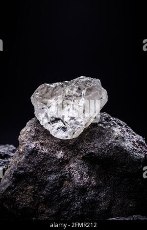 Rohdiamant, Kristall in einer allotropen Form von Kohlenstoff, ungeschliffener Edelstein, Konzept von Luxus oder Reichtum Stockfoto