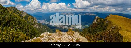 Beeindruckender Panoramablick auf die Stadt Busteni aus dem Bucegi-Gebirge, Kreis Prahova, Rumänien Stockfoto