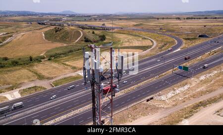 5G-Mobilfunkantenne in der Nähe der Autobahn. Stockfoto