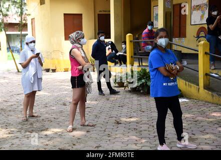 Guwahati, Assam, Indien. Mai 2021. Am Dienstag, den 11. Mai 2021, stand die Jugend in der Warteschlange für die COVID-19-Injektion im Räumungszentrum in Guwahati Assam Indien.die Impfung für das Alter zwischen 18 und 45 Jahren hatte im Staat begonnen. Quelle: Dasarath Deka/ZUMA Wire/Alamy Live News Stockfoto