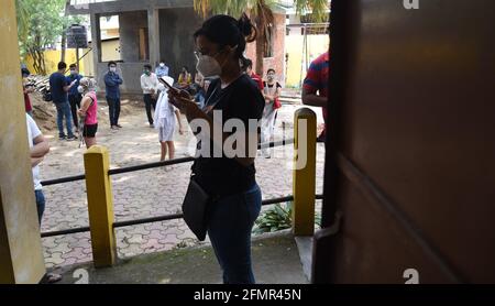 Guwahati, Assam, Indien. Mai 2021. Am Dienstag, den 11. Mai 2021, stand die Jugend in der Warteschlange für die COVID-19-Injektion im Räumungszentrum in Guwahati Assam Indien.die Impfung für das Alter zwischen 18 und 45 Jahren hatte im Staat begonnen. Quelle: Dasarath Deka/ZUMA Wire/Alamy Live News Stockfoto