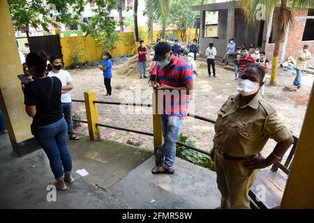 Guwahati, Assam, Indien. Mai 2021. Am Dienstag, den 11. Mai 2021, stand die Jugend in der Warteschlange für die COVID-19-Injektion im Räumungszentrum in Guwahati Assam Indien.die Impfung für das Alter zwischen 18 und 45 Jahren hatte im Staat begonnen. Quelle: Dasarath Deka/ZUMA Wire/Alamy Live News Stockfoto