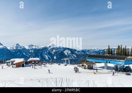 REVELSTOKE, KANADA - 16. MÄRZ 2021: Revelstoke Mountain Skigebiet mit Bergen im Hintergrund von oben Stockfoto