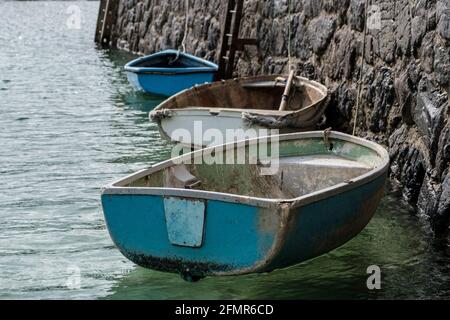 Kleine Ruderboote in Coverack Harbour, Lizard, Cornwall, England Stockfoto