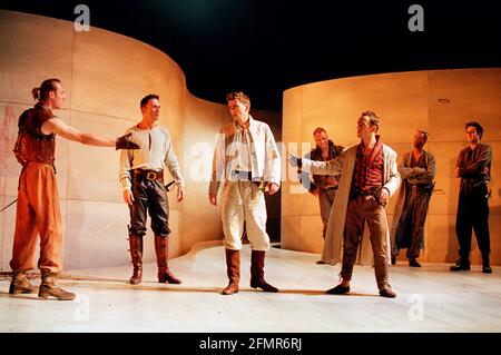 Vorne, l-r: Keith Dunphy (Tybalt), Anthony Howell (Benvolio), David Tennant (Romeo), Adrian Schiller (Mercutio) in ROMEO UND JULIA von Shakespeare bei der Royal Shakespeare Company (RSC), Royal Shakespeare Theatre, Stratford-upon-Avon 05/07/2000 Musik: Stephen Warbeck Design: Tom Piper Beleuchtung: Chris Davey Kämpfe: Terry King Bewegung: Liz Ranken Regie: Michael Boyd Stockfoto