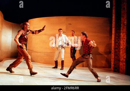 l-r: Keith Dunphy (Tybalt), David Tennant (Romeo), Anthony Howell (Benvolio), Adrian Schiller (Mercutio) in ROMEO UND JULIA von Shakespeare in der Royal Shakespeare Company (RSC), Royal Shakespeare Theatre, Stratford-upon-Avon 05/07/2000 Musik: Stephen Warbeck Design: Tom Piper Beleuchtung: Chris Davey Kämpfe: Terry King Bewegung: Liz Ranken Regie: Michael Boyd Stockfoto