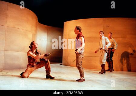 l-r: Keith Dunphy (Tybalt), Adrian Schiller (Mercutio), David Tennant (Romeo), Anthony Howell (Benvolio) in ROMEO UND JULIA von Shakespeare in der Royal Shakespeare Company (RSC), Royal Shakespeare Theatre, Stratford-upon-Avon 05/07/2000 Musik: Stephen Warbeck Design: Tom Piper Beleuchtung: Chris Davey Kämpfe: Terry King Bewegung: Liz Ranken Regie: Michael Boyd Stockfoto