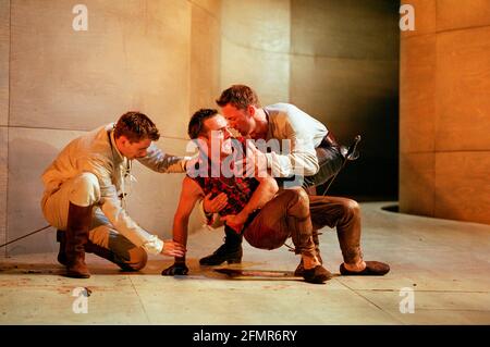 Mercutio Wounded - l-r: David Tennant (Romeo), Adrian Schiller (Mercutio), Anthony Howell (Benvolio) in ROMEO UND JULIA von Shakespeare in der Royal Shakespeare Company (RSC), Royal Shakespeare Theatre, Stratford-upon-Avon 05/07/2000 Musik: Stephen Warbeck Design: Tom Piper Beleuchtung: Chris Davey Kämpfe: Terry King Bewegung: Liz Ranken Regie: Michael Boyd Stockfoto