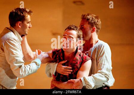 Mercutio Wounded - l-r: David Tennant (Romeo), Adrian Schiller (Mercutio), Anthony Howell (Benvolio) in ROMEO UND JULIA von Shakespeare in der Royal Shakespeare Company (RSC), Royal Shakespeare Theatre, Stratford-upon-Avon 05/07/2000 Musik: Stephen Warbeck Design: Tom Piper Beleuchtung: Chris Davey Kämpfe: Terry King Bewegung: Liz Ranken Regie: Michael Boyd Stockfoto