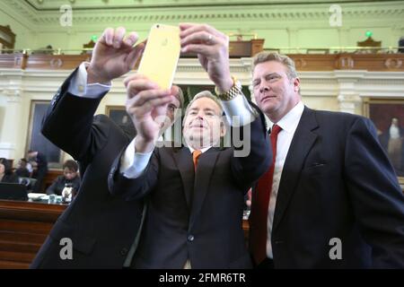 Der texanische Staatssenator Don Huffines feiert mit Selfies im Senat, nachdem er am 13. Januar 2015 vereidigt wurde. Huffines diente bis 2020. Im Mai 2021 kündigte er seine Kandidatur für den Gouverneur von Texas an; er wird die Regierung herausfordern. Greg Abbott im republikanischen Primary 2022. ©Bob Daemmrich Stockfoto