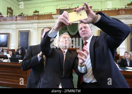 Der texanische Staatssenator Don Huffines feiert mit Selfies im Senat, nachdem er am 13. Januar 2015 vereidigt wurde. Huffines diente bis 2020. Im Mai 2021 kündigte er seine Kandidatur für den Gouverneur von Texas an; er wird die Regierung herausfordern. Greg Abbott im republikanischen Primary 2022. ©Bob Daemmrich Stockfoto