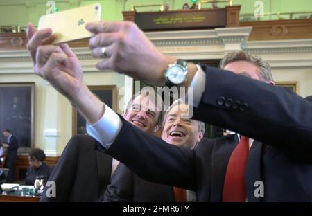 Der texanische Staatssenator Don Huffines feiert mit Selfies im Senat, nachdem er am 13. Januar 2015 vereidigt wurde. Huffines diente bis 2020. Im Mai 2021 kündigte er seine Kandidatur für den Gouverneur von Texas an; er wird die Regierung herausfordern. Greg Abbott im republikanischen Primary 2022. ©Bob Daemmrich Stockfoto