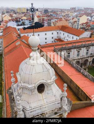 Luftaufnahme des Convento de Nossa Senhora da Graça, einem Nonnen-Kloster in der Altstadt von Graca, Lissabon, Portugal. Stockfoto