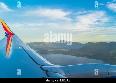 Winglet Ansicht des Südwestfluges über Oahu Hawaii während des Sonnenuntergangs Stockfoto