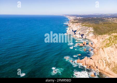 Luftaufnahme der wilden Küste mit Klippen und felsigen Vorgebirge in der Nähe von Cabo da Roca mit Blick auf den Atlantik, Colares, Lissabon, Portugal. Stockfoto