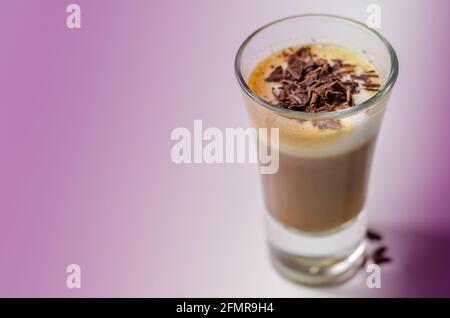 Kaffeegetränk, mit einer nussigen Note mit flauschigem Milchschaum, verziert mit Schokoladenspan, süßem Getränk Stockfoto