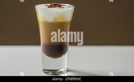 Kaffeegetränk, mit einer nussigen Note mit flauschigem Milchschaum, verziert mit Schokoladenspan, süßem Getränk Stockfoto