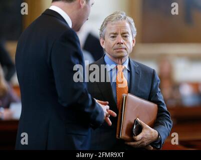 Austin, Texas, USA. Juni 2014. Der Senator des Bundesstaates Texas, Don Huffines, spricht am 21. Januar 2015 kurz nach seinem Amtsantritt mit einem Kollegen im Senat. Huffines diente bis 2019 und hat seine Kandidatur für den Gouverneur von Texas gegen Greg Abbott im Jahr 2021 angekündigt. Quelle: Bob Daemmrich/ZUMA Wire/Alamy Live News Stockfoto