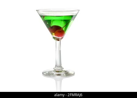 Grüner alkoholischer midori-Cocktail mit Kirschen in martiniglas isoliert auf weißem, kopiertem Raum Stockfoto