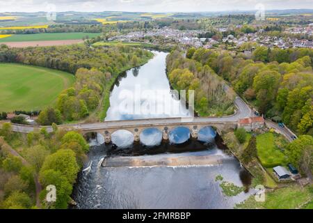 Scottish Borders, Schottland, Großbritannien. 11 Mai 2021. Bilder von schottisch-englischen Grenzübergängen an den schottischen Grenzen heute. Eine harte Grenze zu England ist wahrscheinlich, wenn Schottland für einen Bruch mit dem Vereinigten Königreich stimmen sollte. Nach den schottischen Parlamentswahlen, bei denen die SNP keine Mehrheit im schottischen Parlament erreicht hat, ist die Frage der schottischen Unabhängigkeit wieder in den Nachrichten. Bild: Die Coldstream-Brücke über den Fluss Tweed markiert die Grenze zwischen Schottland und England. Iain Masterton/Alamy Live News Stockfoto