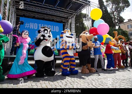 Rom, Italien. Mai 2021. Die Maskottchen der italienischen Themen- und Wasserparks während der Demonstration auf der Piazza del Popolo in Rom (Foto: Matteo Nardone/Pacific Press) Quelle: Pacific Press Media Production Corp./Alamy Live News Stockfoto